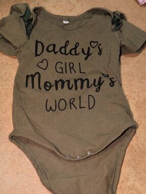 Baby Daddy's Girl Mommy's World Army Green Onesie Size 70